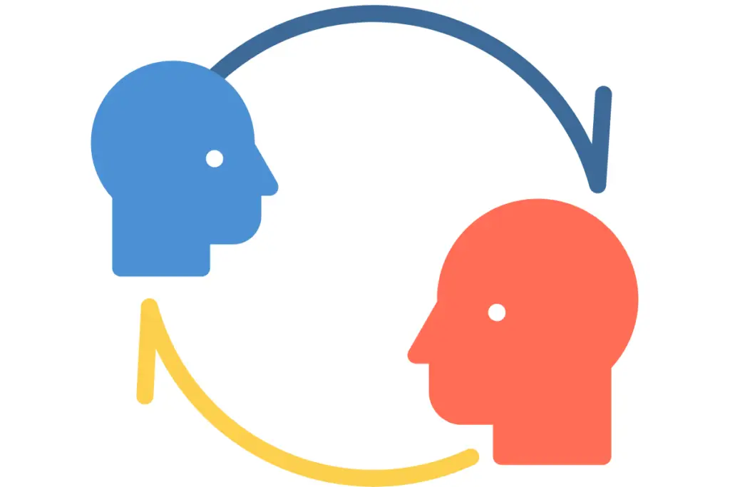 Ícone estilizado com dois perfis de rostos em azul e laranja, representando diálogo e prática de conversação em inglês.